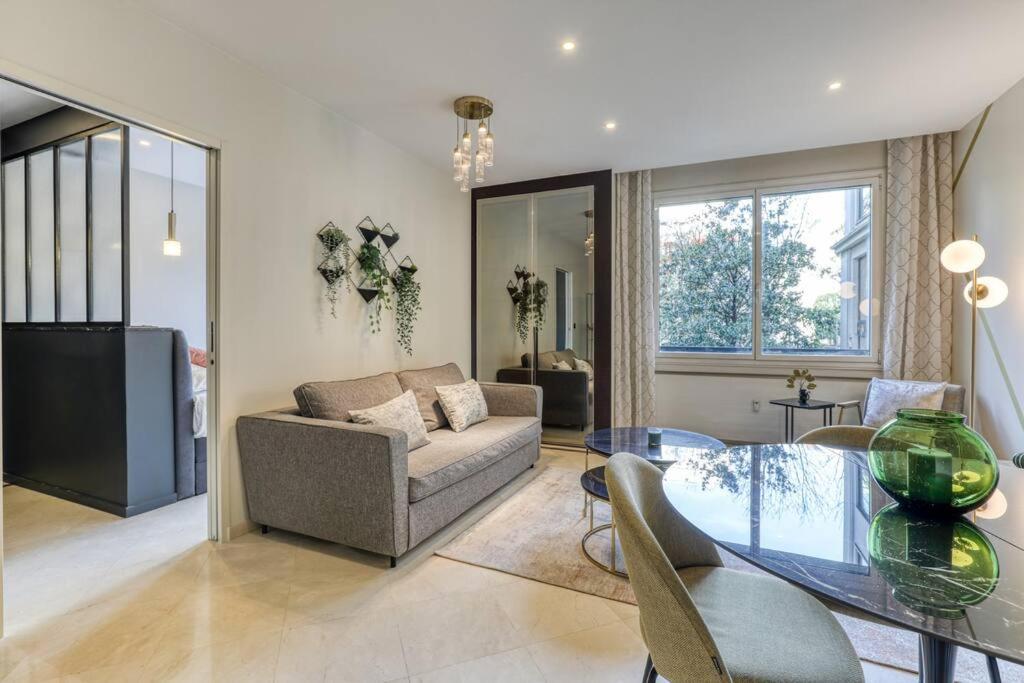Montaigne Executive Suite Париж Экстерьер фото