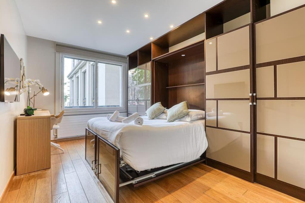 Montaigne Executive Suite Париж Экстерьер фото