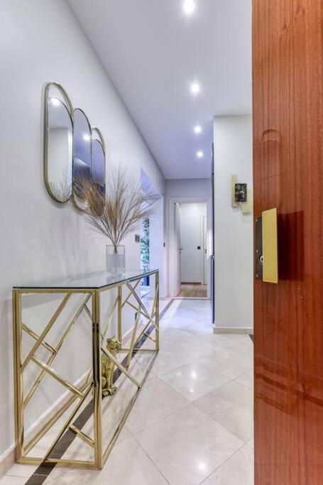 Montaigne Executive Suite Париж Экстерьер фото