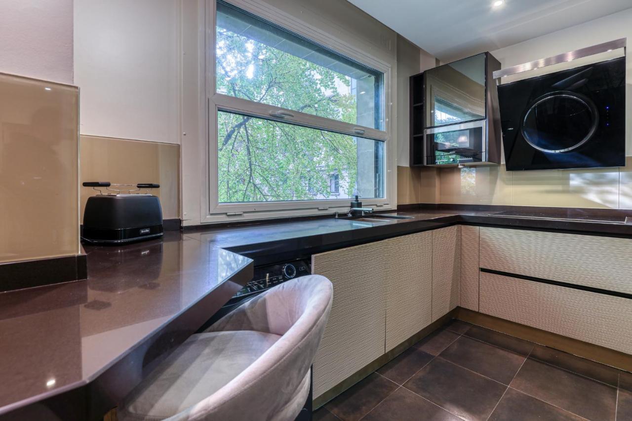 Montaigne Executive Suite Париж Экстерьер фото