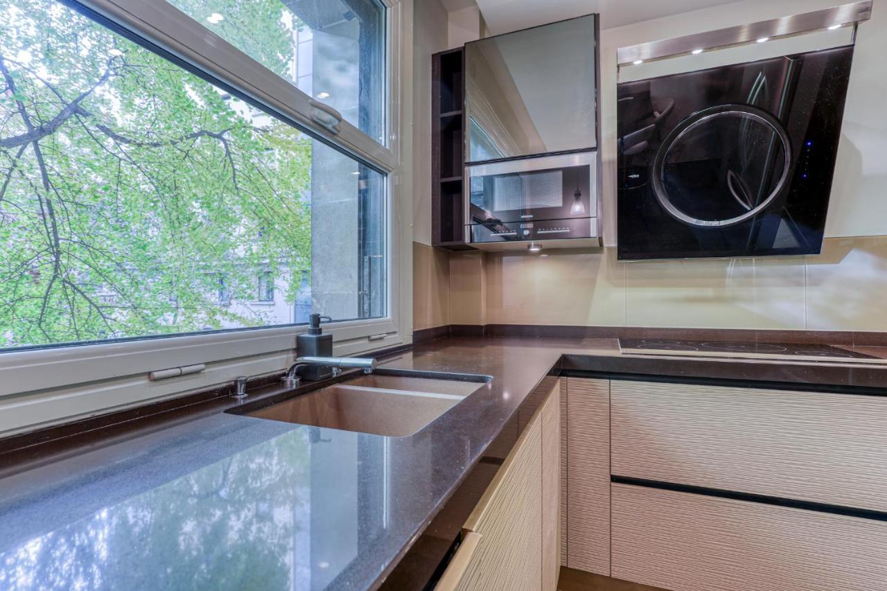 Montaigne Executive Suite Париж Экстерьер фото