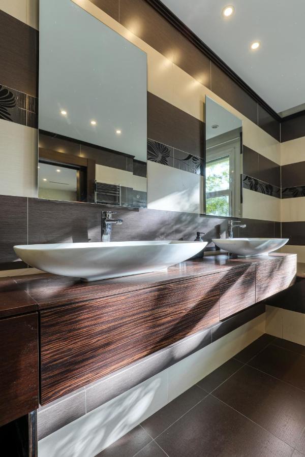 Montaigne Executive Suite Париж Экстерьер фото