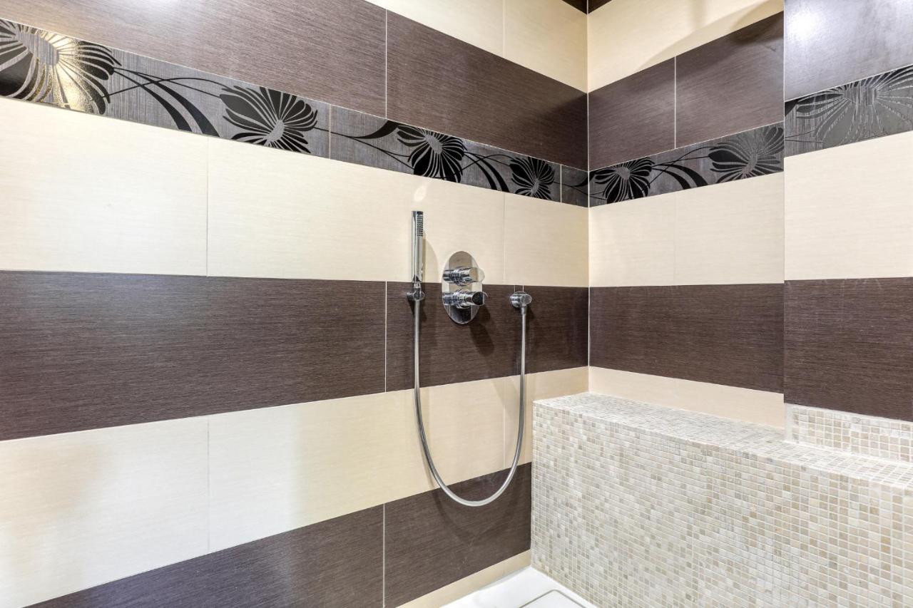Montaigne Executive Suite Париж Экстерьер фото